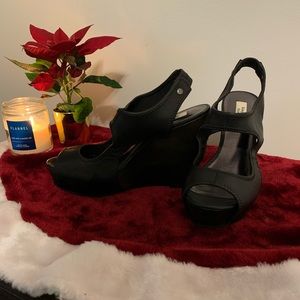 SIMPLY VERA- VERA WANG Black “leather” Wedges